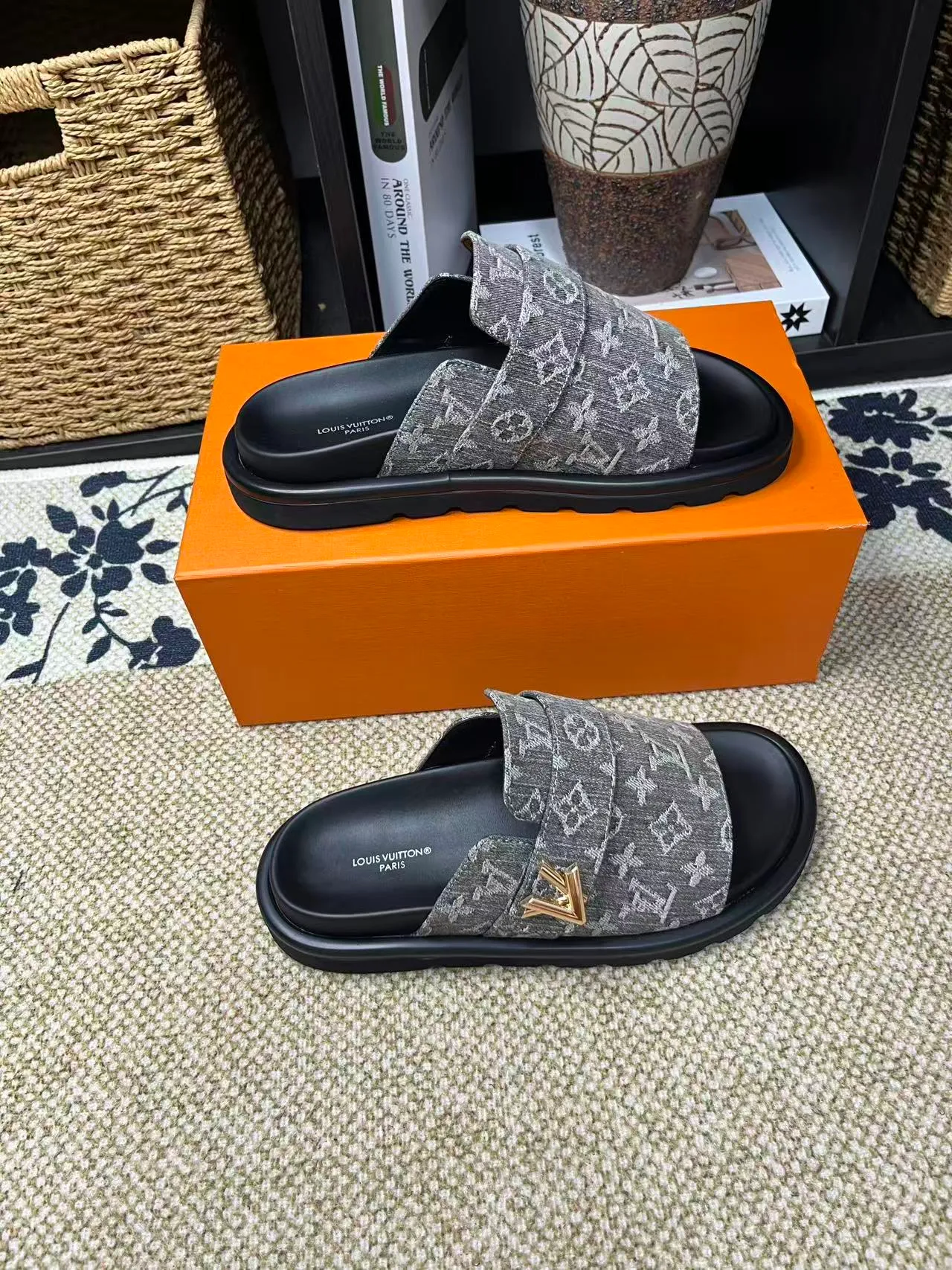 P340 [New Style] [LOUIS VUITTON] Louis Vuitton, LV printing, men's and women's slippers are now on the market, packed in drawer boxes with cloth bags and cards, the upper pattern looks very soft and waxy, and is a super versatile leg slimming tool. Fabric: imported denim/canvas/old fabric, LV hardware LOGO, official website pattern printing, comfortable to wear, feet: high-elastic PU water table. Sole: foam sole, heel height: about 5cm. Code number: 35-46, 35, 45, 46 are custom-made and non-returnable. Color: multiple colors and styles available.